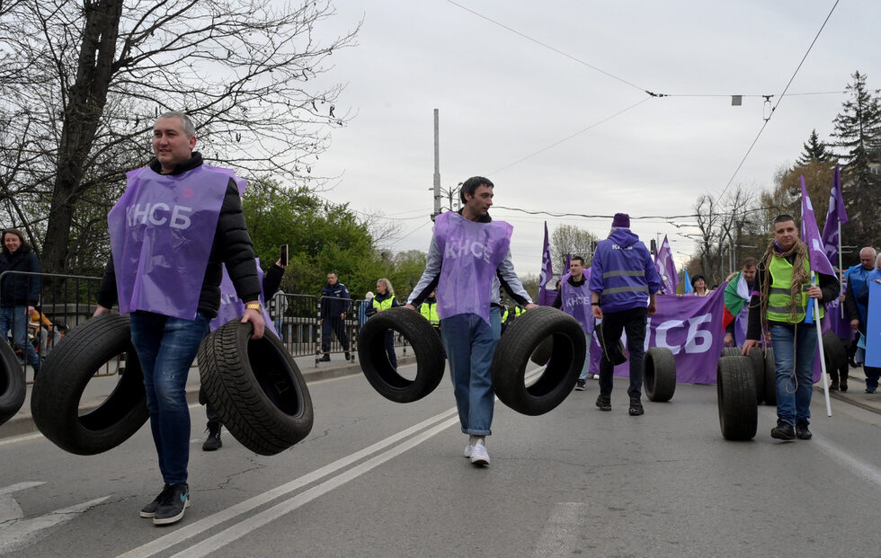 <a href="https://www.dnevnik.bg/photos/2025/04/14/4769693_fotogaleriia_protestirashtite_ot_gradskiia_transport/" target="_blank">Недоволни служители на столичния градски транспорт</a> блокираха три ключови кръстовища по време на протест с искания за по-високи заплати, в София.