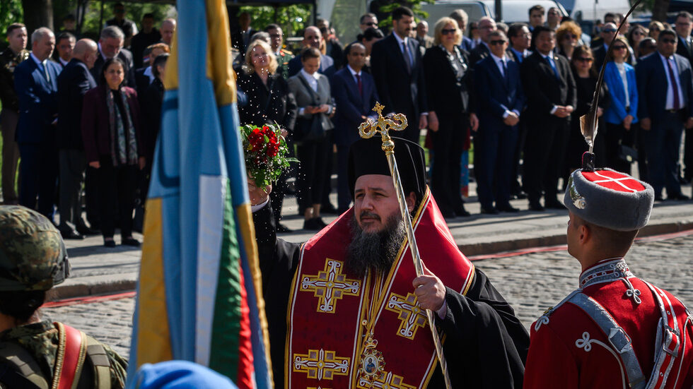 Фотогалерия: Церемонията пред Паметника на Незнайния воин в София за празника на армията