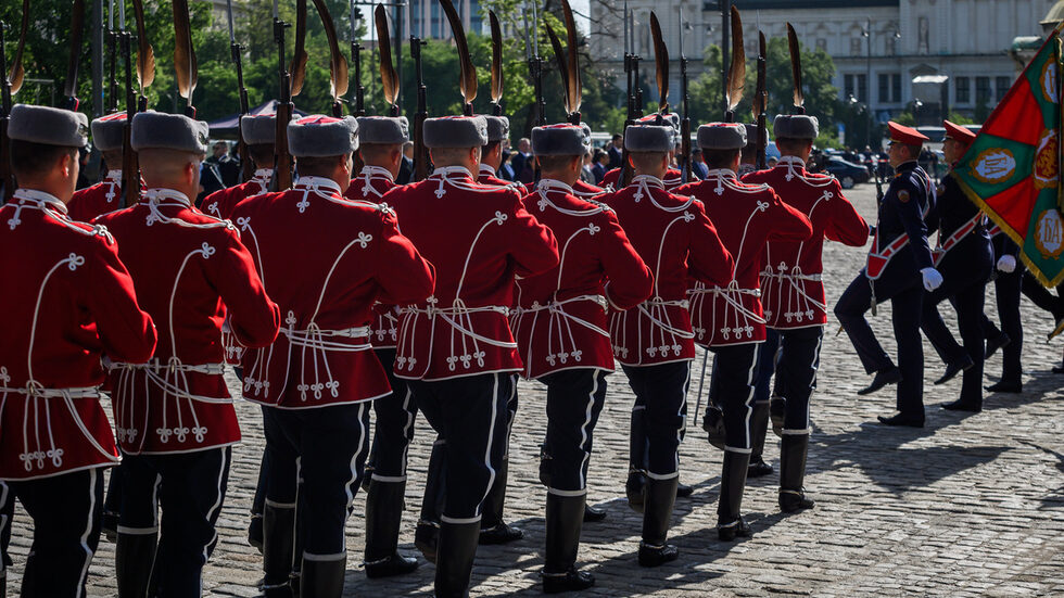 Фотогалерия: Церемонията пред Паметника на Незнайния воин в София за празника на армията