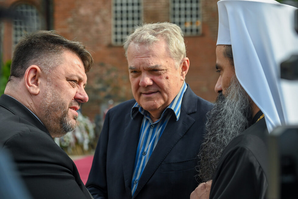 На церемонията на Паметника на незнайния войн присъстваха патриарх Даниил, лидерът на БСП и вицепремиер Атанас Зафиров, лидерът на АБВ Румен Петков и редица други активисти от леви партии.