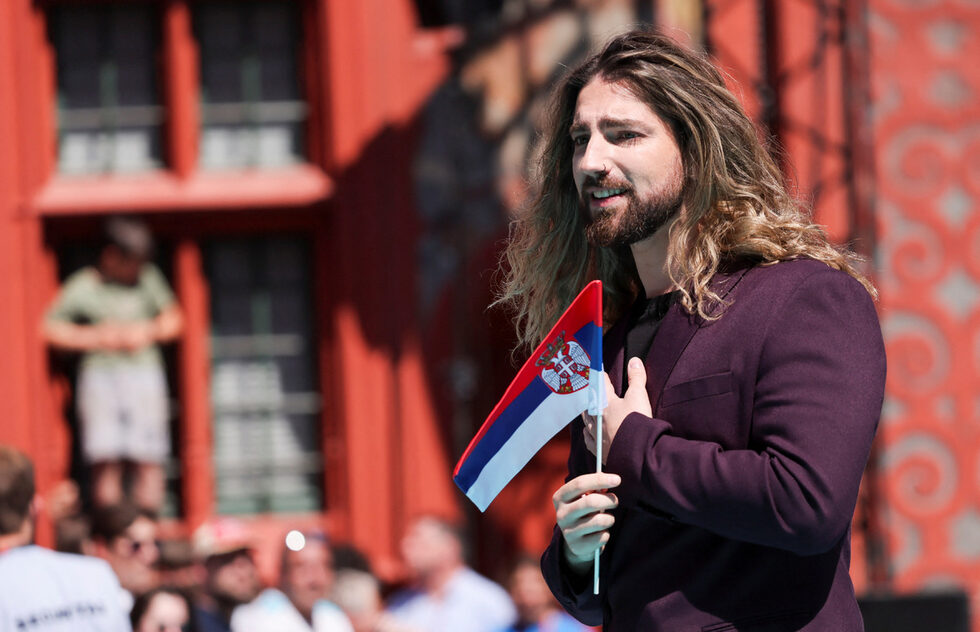 Стефан Здравкович-Принц, който е <a href="https://www.dnevnik.bg/burzi-novini/2025/03/02/4749820_burzi_novini_2_mart/#4750721" target="_blank">участвал в "Гласът на България"</a>, ще представи Сърбия с песента Mila.