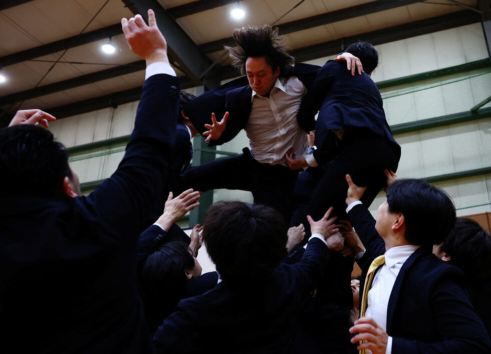 Наричайки себе си "Cheer Re-Man's" - съчетание от "cheerleading" и "salaryman" - групата, създадена през 2023 г., е съставена от възпитаници на елитния мъжки отбор по мажоретки на университета ''Waseda''.<br /><br />Работата им варира от продажби на недвижими имоти до маркетинг и те балансират професионалния си живот със страстта си към мажоретния състав.