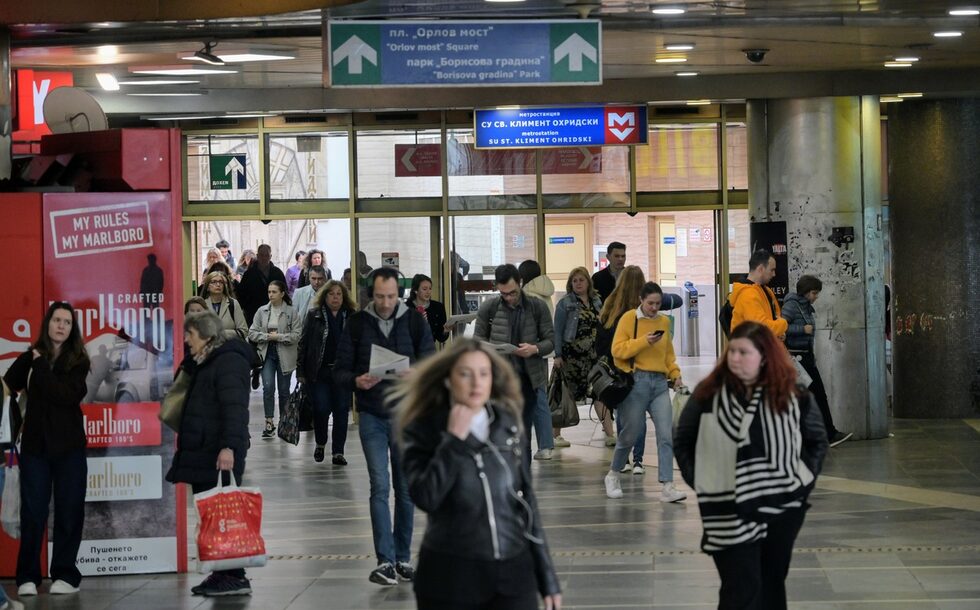Единственият градски транспорт, който не е обхванат от стачката, е метрото. Именно там настъпи хаос, тъй като много хора решиха да използват подземния транспорт, за да стигнат до работното си място. На някои спирки имаше големи опашки, а метровлаковете бяха препълнени.<br /><br />Синдикатите обаче предупредиха, че ако не постигнат съгласие с общината за увеличаване на заплатите, ще има нов протест и тогава и метрото няма да се движи.