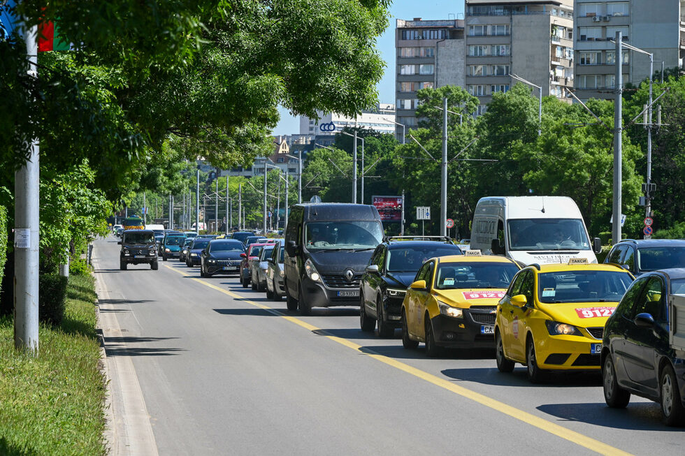 Заложилите на автомобилите не бяха толкова доволни, тъй като в сутрешния час пик всички основни улици и булеварди в София се задръстиха.