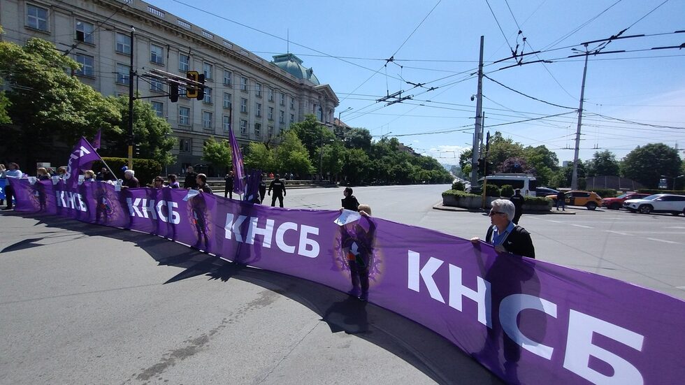 Допълнителен хаос в трафика днес внесе и протест на работещите в обществените медии. Те блокираха половин час по-рано от планираното (12 часа) ключовото кръстовище при Софийския университет.