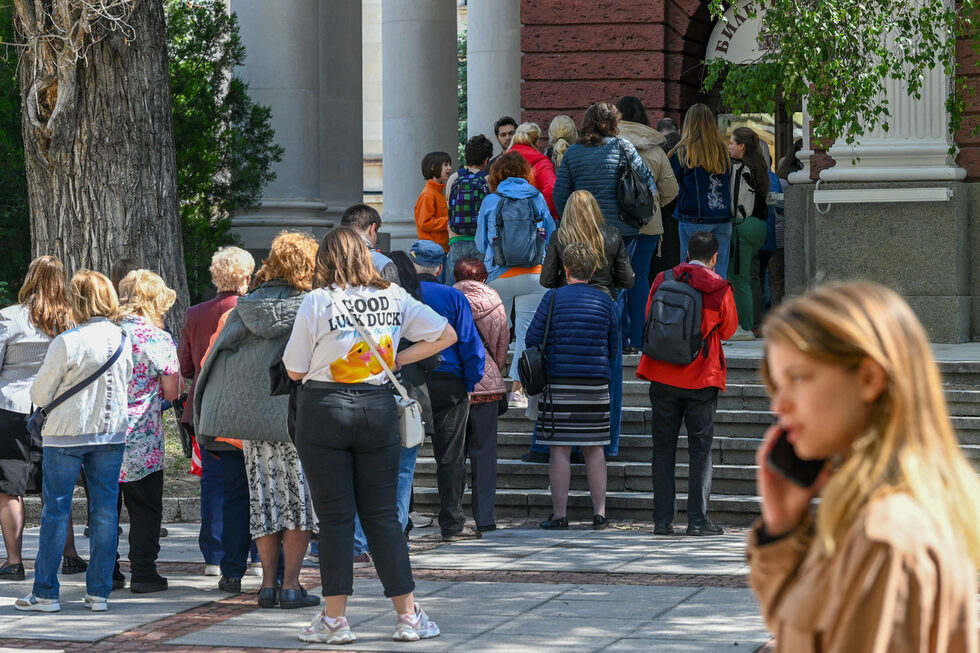 Опашка от хора се изви пред касите на <a href="https://www.dnevnik.bg/kultura/2025/04/22/4772848_narodniiat_teatur_i_timofei_kuliabin_predstaviat/" target="_blank">Народния театър "Иван Вазов"</a> днес. По случай 24 май - Деня на българската просвета и култура и на славянската писменост, от театъра обявиха, че пускат билети на левовата равностойност на 5 и 10 евро.<div> </div>