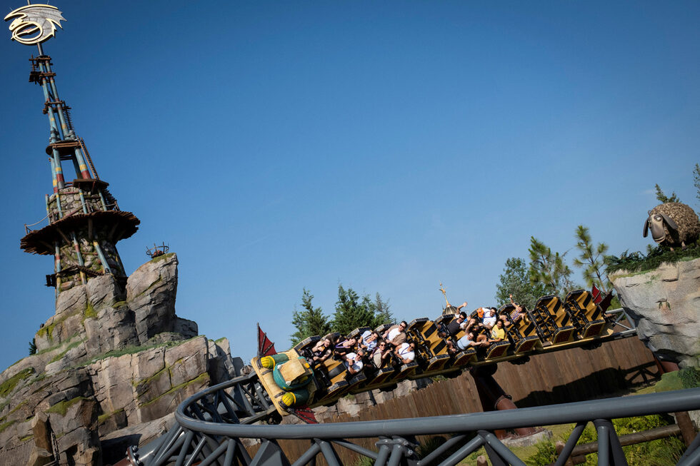 Disney DIS.N доминира на сцената в Орландо, откакто Magic Kingdom на Walt Disney World отвори врати през 1971 г.<br /><br />През 2023 г. Walt Disney World привлече 48.8 милиона посетители, повече от два пъти повече от посещаемостта на Universal от 19.8 милиона през същата година, според доклад на Themed Entertainment Association и AECOM.<br /><br />Epic може да "изтегли поне част от търсенето," написа анализаторът на MoffettNathanson Крейг Мофет в доклад до инвеститорите за потенциалното въздействие на Epic Universe върху Disney.
