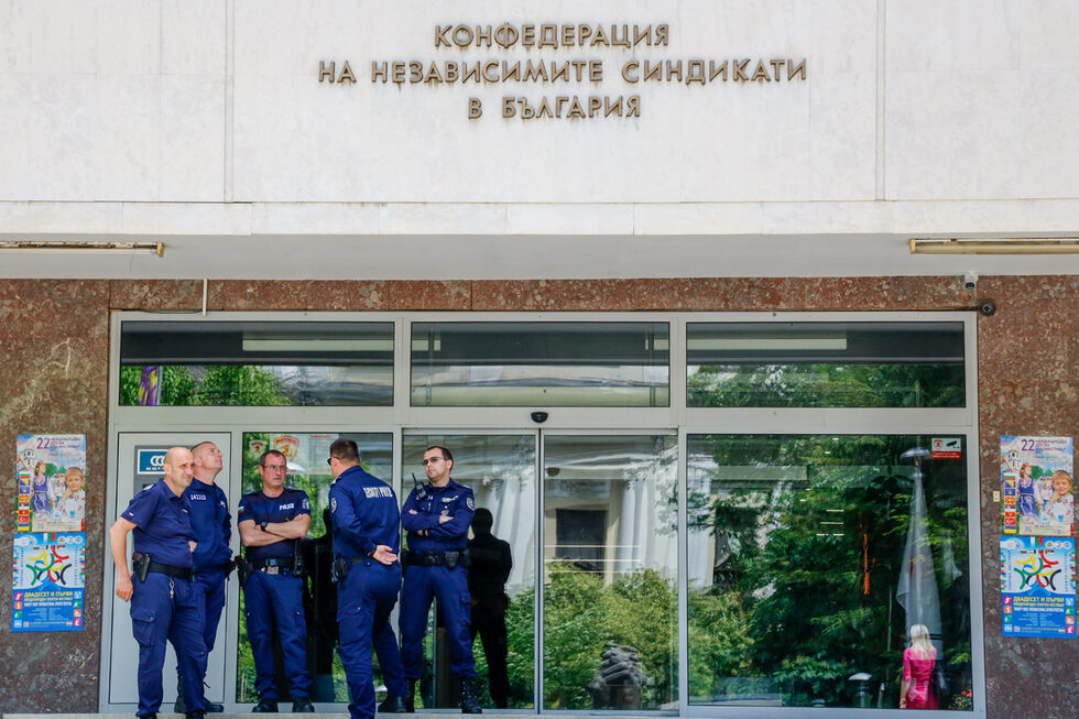 Фотогалерия: Протест пред сградата на синдикатите срещу 6-дневната блокада на градския транспорт