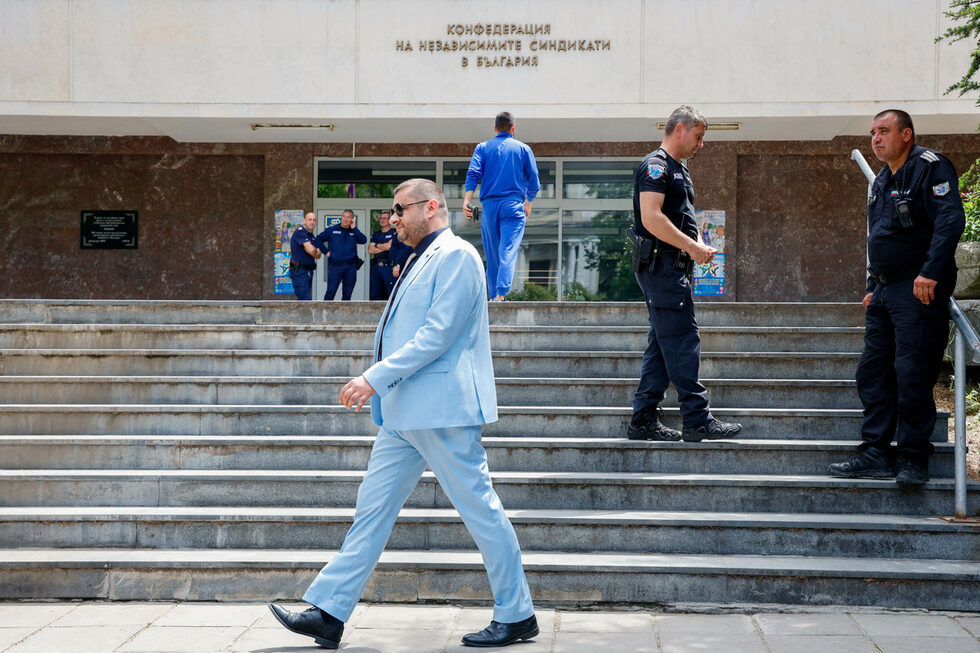 Фотогалерия: Протест пред сградата на синдикатите срещу 6-дневната блокада на градския транспорт