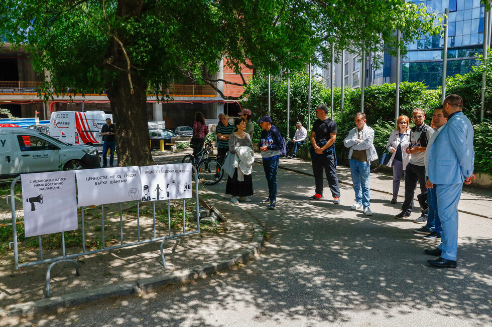 В социалната мрежа потвърдилите присъствие на протеста са над 300. В обявения за начален час - 12:00, пред сградата на КНСБ присъстваха около десетина души, предава БТА.
