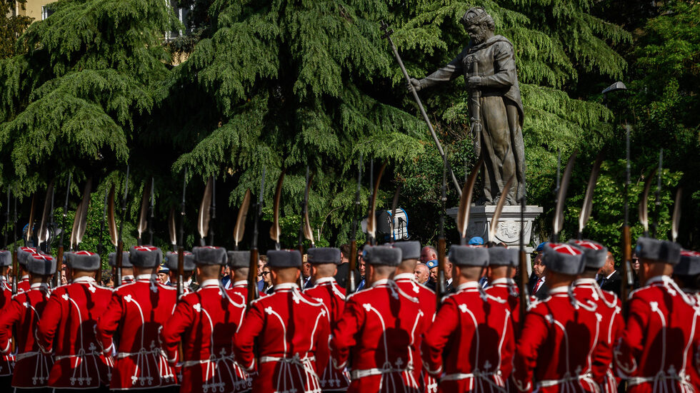 <a href="https://www.dnevnik.bg/photos/2025/05/06/4778553_fotogaleriia_ceremoniiata_pred_pametnika_na_neznainiia/" target="_blank">Церемонията пред Паметника на Незнайния воин в София за празника на армията</a> на 6 май.