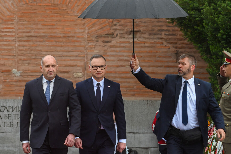 <a href="https://www.dnevnik.bg/photos/2025/05/07/4778865_snimka_na_denia_andjei_duda_vkljuchi_v_bulgariia_v/" target="_blank">Президентът на Полша Анджей Дуда, който през август ще сдаде поста след два мандата, разговаря със "своя приятел Румен".</a> Утре в страната му е балотажът за неговия пост между кандидата на управляващата в Полша "Гражданска коалиция" Рафал Тшасковски и консерватора Карол Навроцки, подкрепен от "Право и справедливост".