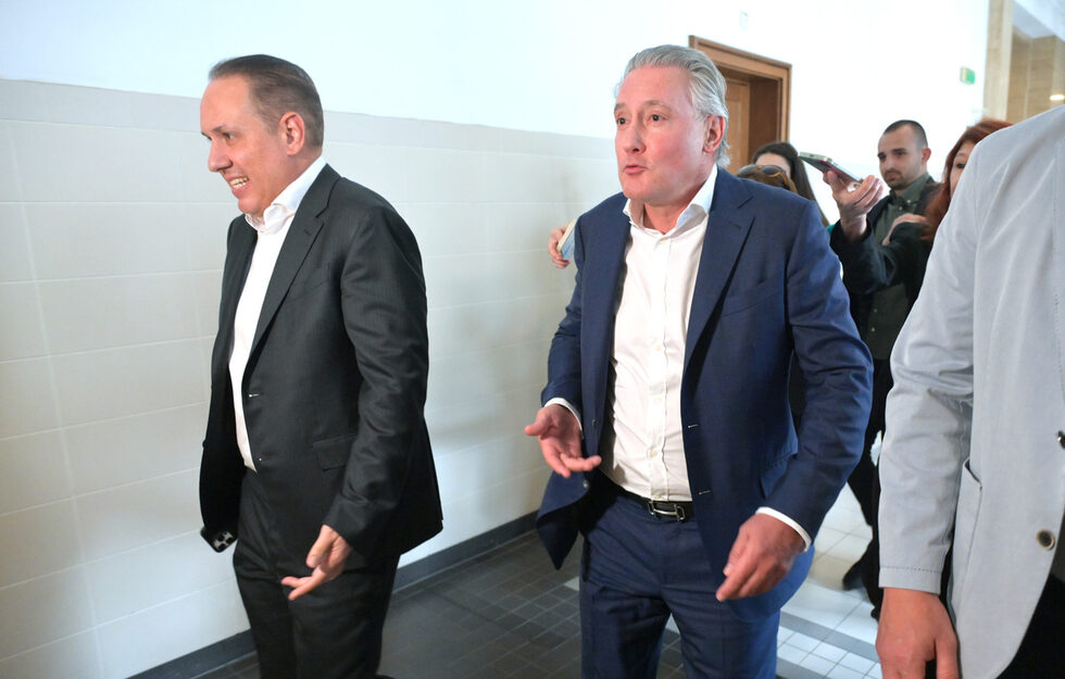 <a href="https://www.dnevnik.bg/photos/snimka_na_denia/2025/05/07/4778954_snimka_na_denia_krupni_biznesmeni_na_razpit_po/" target="_blank">Братята Кирил и Георги Домусчиеви се явиха в съда на разпит по "хазартното" дело срещу Васил Божков.</a> "Не знам, не помня, не съм сигурен", бяха преобладаващите отговори на въпросите на съда и прокуратурата към бившите партньори на хазартния бос. Самият Божков пък каза, че никога не е имал лоши отношения с Домусчиеви, въпреки че през 2020 г. говореше публично срещу братята.
