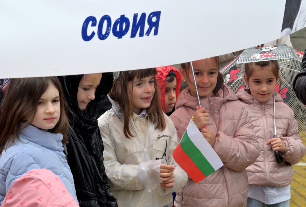 <a href="https://www.dnevnik.bg/photos/2025/05/24/4786401_fotogaleriia_edin_dujdoven_praznik_na_slovoto/" target="_blank">В София дъждът не попречи на хората, решили да се включат в шествието по случай 24 май</a> - Ден на светите братя Кирил и Методий, на българската азбука, просвета и култура и на славянската книжовност.