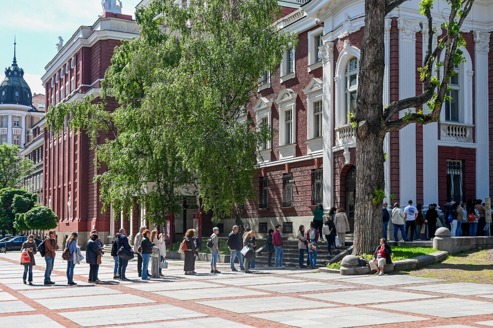 По случай 24 май - Деня на българската просвета и култура и на славянската писменост, <a href="https://www.dnevnik.bg/kultura/2025/05/21/4784892_snimka_na_denia_na_opashka_za_teatur/" target="_blank">Народният театър пусна билети на левовата равностойност на 5 и 10 евро.</a>