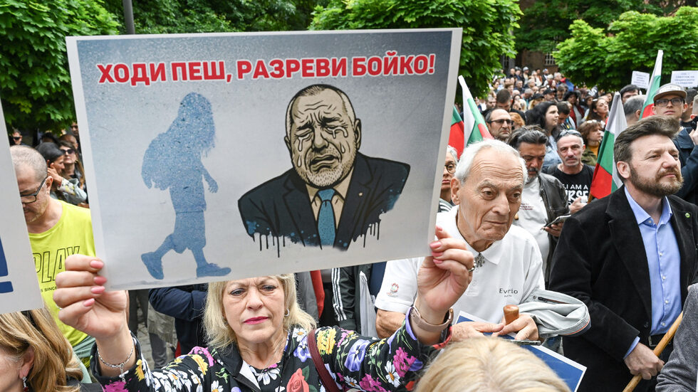 В крайна сметка правителството намери 15 млн. лв. за увеличение на заплатите, с което потвърди съмненията на гражданите, че зад синдикалните действия стоят политически интереси на противниците на кмета Васил Терзиев <a href="https://www.dnevnik.bg/photos/2025/05/19/4784131_fotogaleriia_grajdani_se_subraha_v_podkrepa_na_kmeta/" target="_blank">Хиляди граждани се събраха пред Столичната община в негова подкрепа.</a>