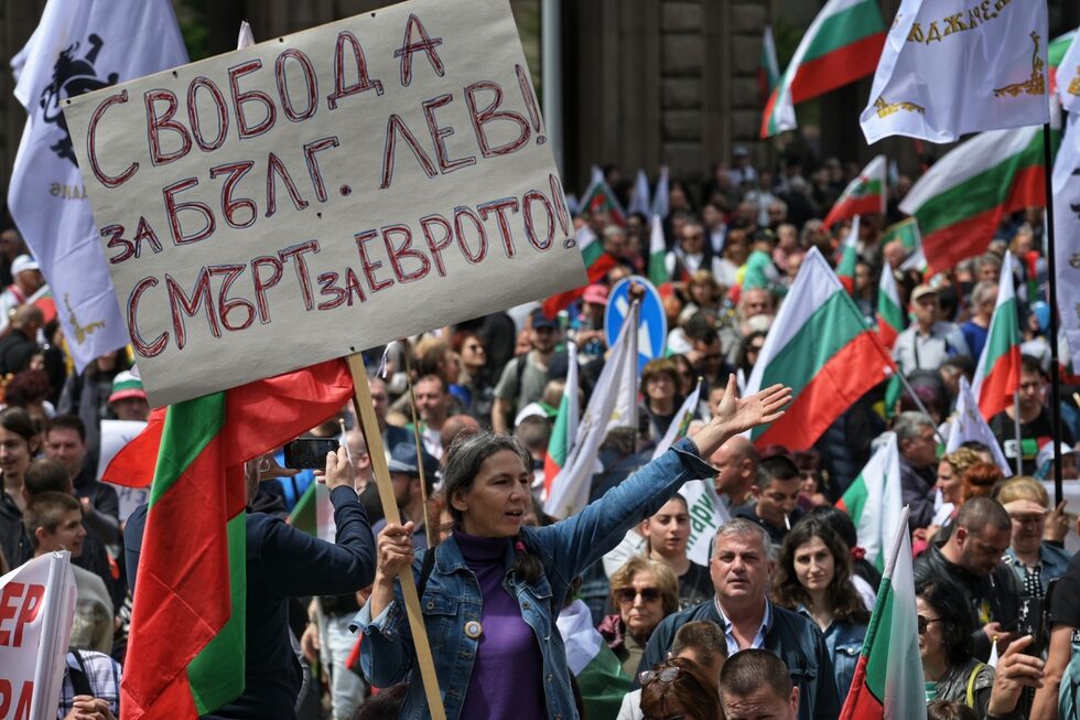 Започна протестът на привърженици на националистическата партия "Възраждане" срещу присъединяването на България към еврозоната. Стотици хора, включително пристигнали в София с автобуси, се обявяват срещу приемането на общата европейска валута. Аргументите са емоционални - привързаност към българския лев и страх от обедняване.