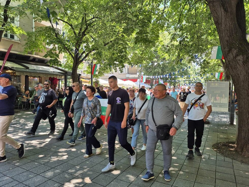 Организаторите съобщиха, че протести ще има и извън София. Националните медии съобщават за шествия във Варна, Ловеч, Пловдив, Кюстендил, Шумен, Разград и други областни центрове.<br /><br />Близо 1000 души се събраха във Варна за протеста. Шествието блокира за около час движението по централната улица "Княгиня Мария Луиза", след което премина през централния площад "Независимост" и пешеходната зона на града. Протестът беше воден от местния лидер на партията и неуспял кандидат за кмет на Варна Коста Стоянов.<br /><br />Противници на еврото преминаха в шествие и по централната ул. "Александровска" в Бургас (на снимката).<br /><br />Жителите на двете области се препитават основно от туризъм, а хората от този бизнес се надяват, че присъединяването към еврозоната ще му се отрази благоприятно. Изглежда обаче не всички споделят това мнение. <br /><br />