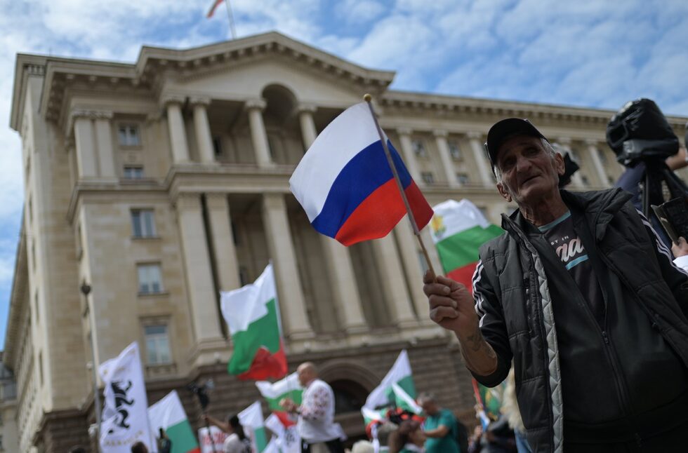 На протеста се веят и знамена на Русия, която преди три години обяви България за неприятелска държава.