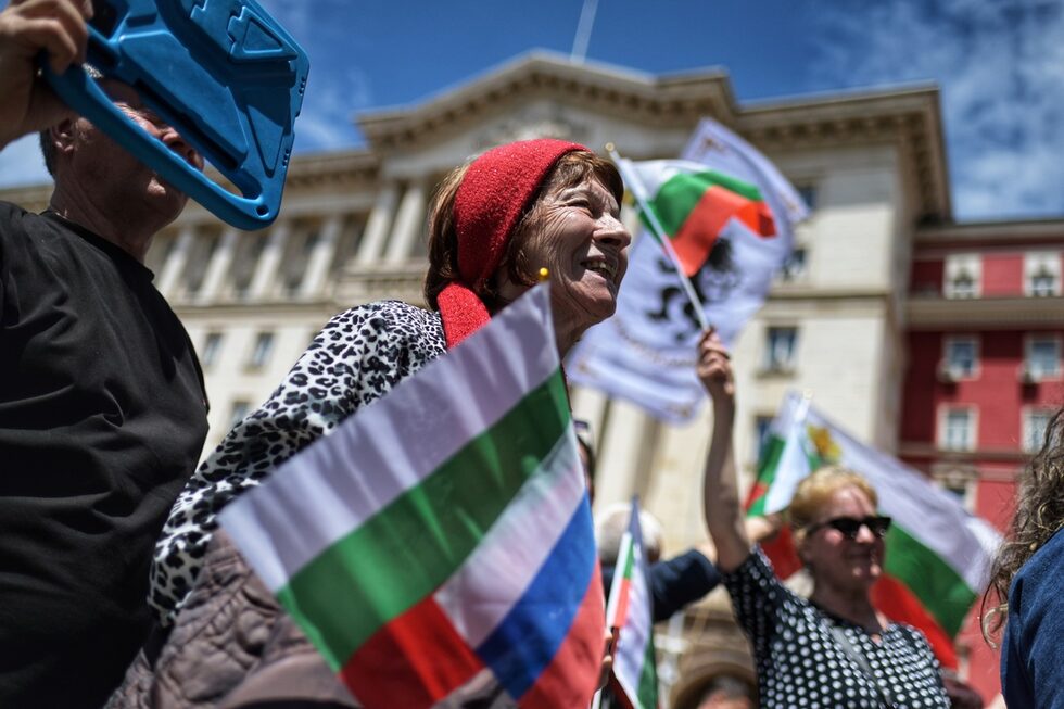 Около час и половина след началото на митинга, протестиращите тръгнаха в шествие по бул. "Дондуков", а след това завиха по "Раковска". И по двете артерии движението беше временно спряно. Шествието се насочи към "Орлов мост". Възловото кръстовище беше блокирано около 14.15 ч.