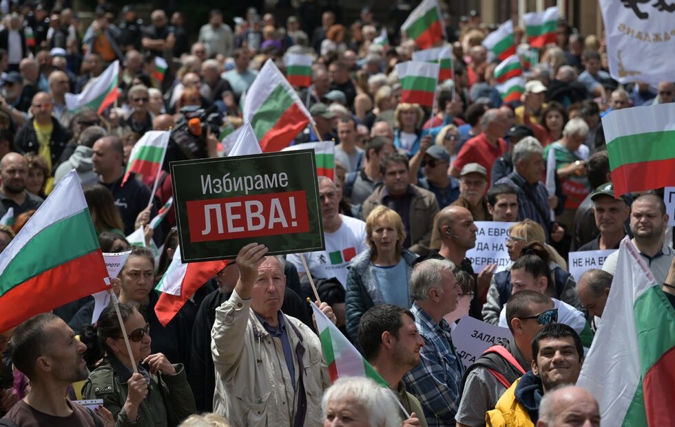 В разговорите на хората се чу възмущение от лицемерието на политиците : "Трябва да си гледаме интереса. Аз нямам против да взимаме американски газ, ако е по-евтин, ама не, казват недемократично е по-евтиния и го купуваме през 3 страни, лицемери". Друг се изказа язвително за живеещите в София: "Жълтопсветниците ни гледат от пъбовете и скърцат със зъби, след 5 дни и те ще излязат. Сега ще кажат, че народа е бил на ретро парада." Трети се опита да демонстрира политическа безпристрастност: "Аз не гласувам за "Възраждане", не знам кой го организира, но сред всички "Възраждане" са най-добре, да". Четвърти беше просто гневен: " Да ги задави това евро".