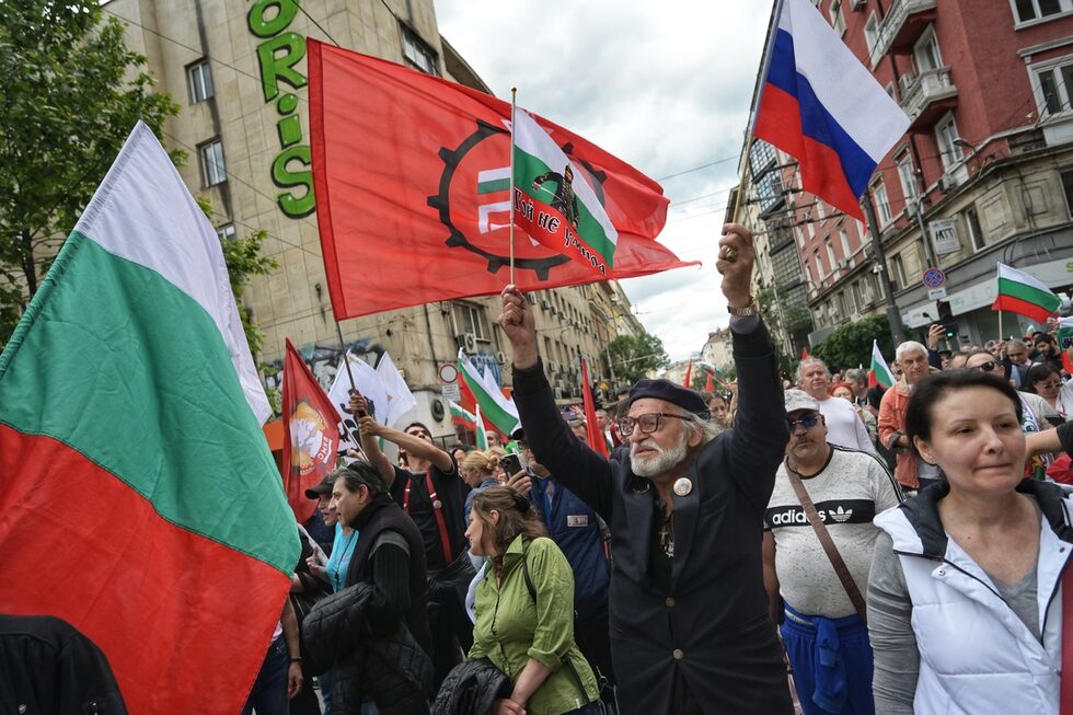 Най-активните от протестиращите опитаха да стигнат Дома на Европа, но полицията бързо препречи ул. "Раковски" с бусове и не им позволи да се придвижат напред. Почистването на сградата на представителството на Европейската комисия след вандалските прояви на предишния протест през февруари беше струвало 180 хил. лв.
