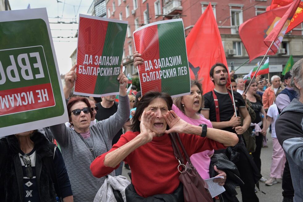 Хората скандираха "Пуснете ни", "Мафия" и "Оставка".