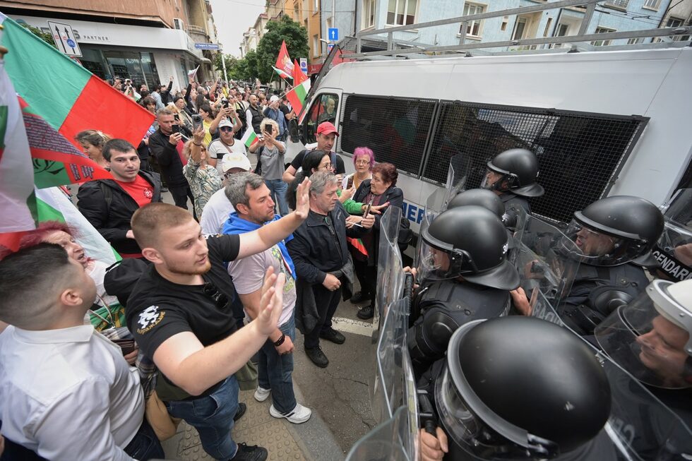Фотогалерия: Противниците на еврото шестваха в София и други градове
