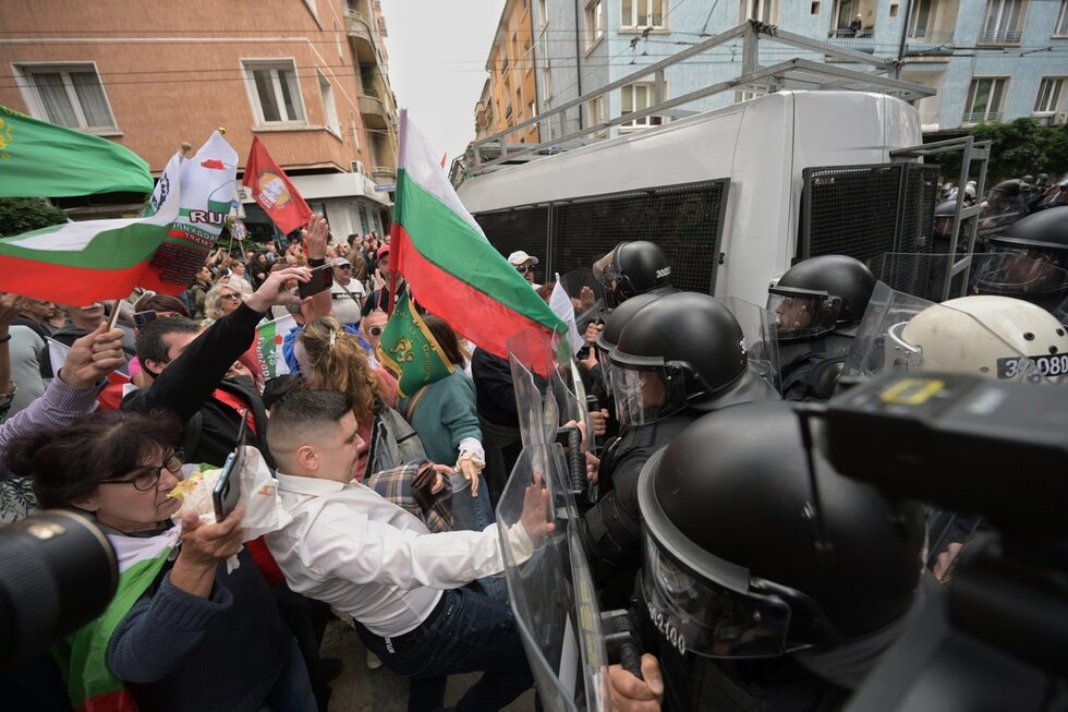 Опитът да се стигне до Дома на Европа не продължи дълго и в крайна сметка шестващите се отказаха да влизат в конфликт с властта, продължиха до началната точка - Партийния дом, и накрая се разотидоха.