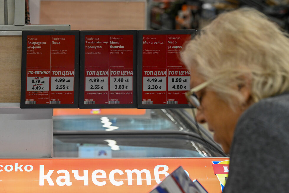 Такъв е случаят с търговеца "Лидл България", който преди седмица експериментално в един обект, а от 2 юни във всички означава двойно цените. Другият голям търговец, "Кауфланд България", посочва в отговор на въпроси от "Дневник", че ще бъде спазен законовият срок за двойно означаване и че са проведени успешни тестове и е подготвен план за бърз старт на всички необходими процедури и действия, с които потребителите да бъдат улеснени в прехода към новата валута.