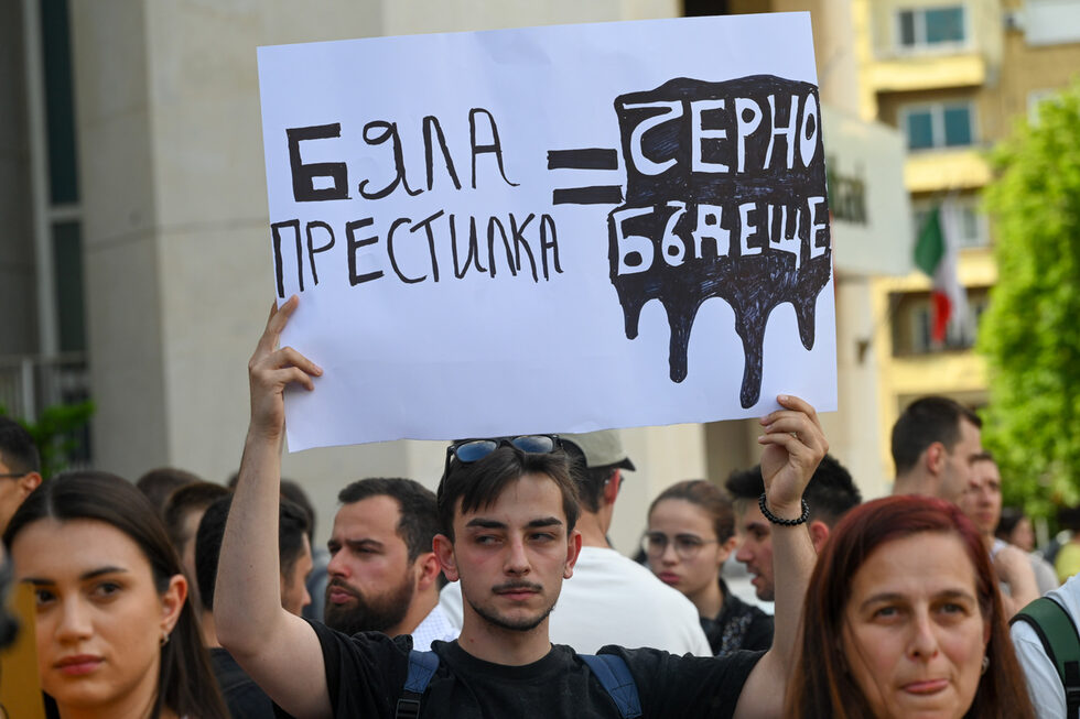Освен за увеличение на заплатите, протестиращите настояват за реформи в системата, свързани с липсата на регулация при провеждането на конкурси за придобиване на специалност. Те искат още въвеждане на механизми за контрол върху отчитането и заплащането на изработените часове и адекватно заплащане на нощния труд.