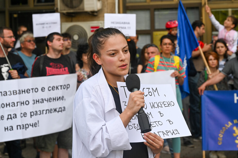"За политиката, която се води от известно време, здравеопазването не е приоритет", коментира Василена Димитрова, студентка по медицина и една от организаторките. "Искаме да се грижим за нашите родители, за вашите родители. Цялото това услие, което сме положили, да е за нашите братя. Не искаме да отиваме в чужбина и винаги да сме чуждите, искаме да сме тук", допълни тя.