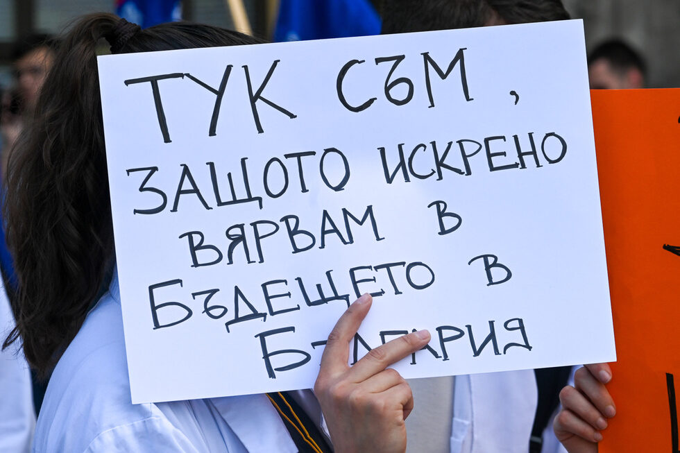 Медици във Варна, Стара Загора, Пловдив, Бургас, Плевен и Силистра също се присъединяват към исканията им.<br />