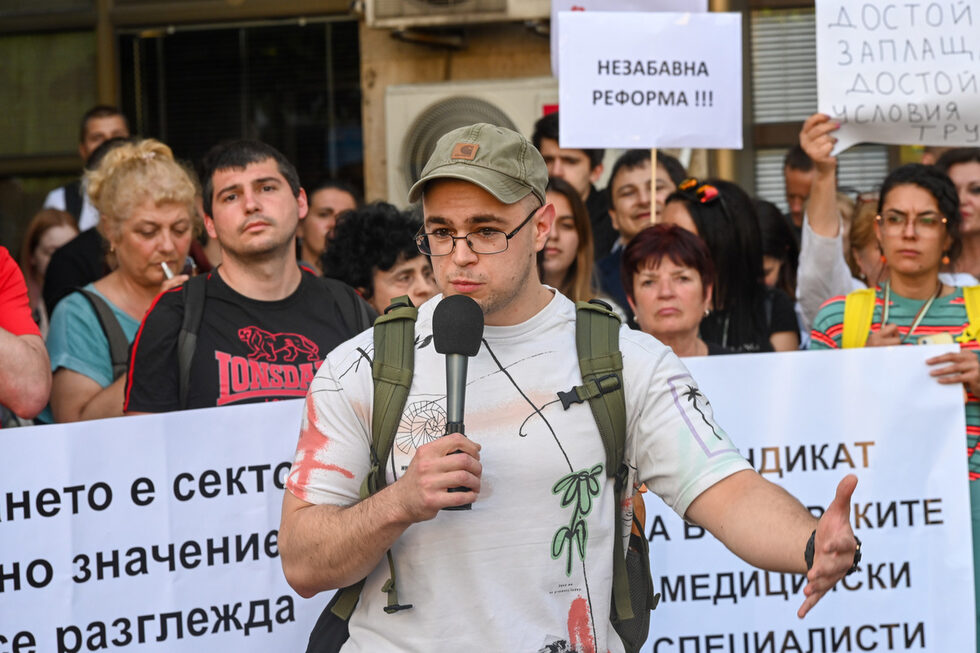 Медиците обявиха, че не подкрепят внесеното от "Продължаваме промяната - Демократична България" предложение за повишаване на възнагражденията им, тъй като то не е обсъждано с тях. Законопроектът не адресира по никакъв начин регулациите, които трябва да се въведът, смятат още те.