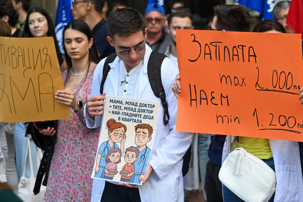 Студенти по медицина, специализанти и медицински сестри излязоха на пореден протест пред здравното министерство в София с искане за достойни възнаграждения и реформи. Те се събраха в 18 ч. пред сградата на ведомството.
