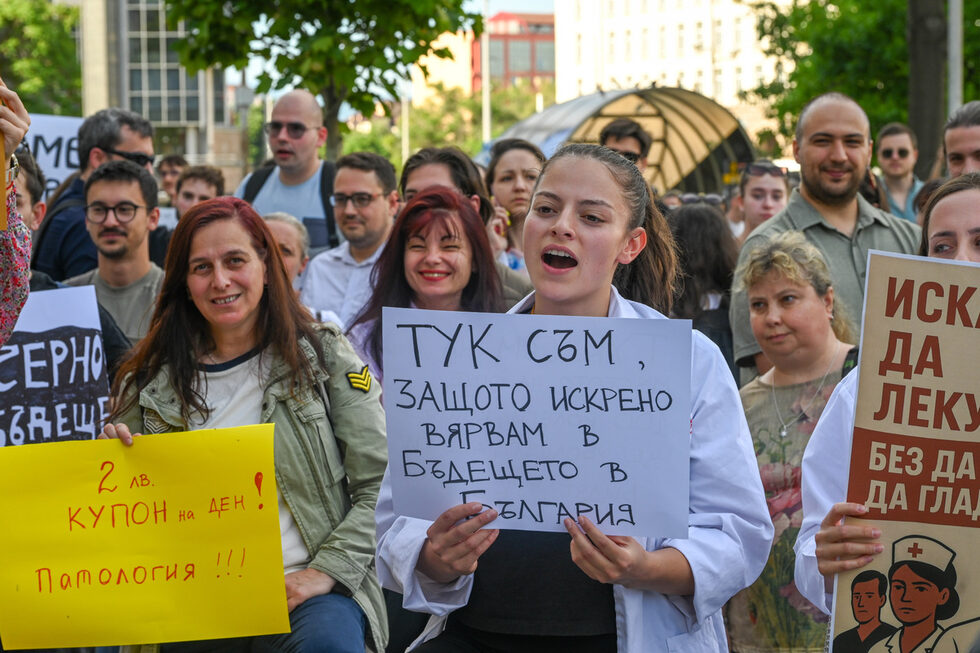 "В някои случаи курсове, които са част от програмата за придобиване на специалност се заплащат от самите специализанти, което нерядко е непосилно финансово бреме за тях", пише в писмо, адресирано до институциите.<br />
