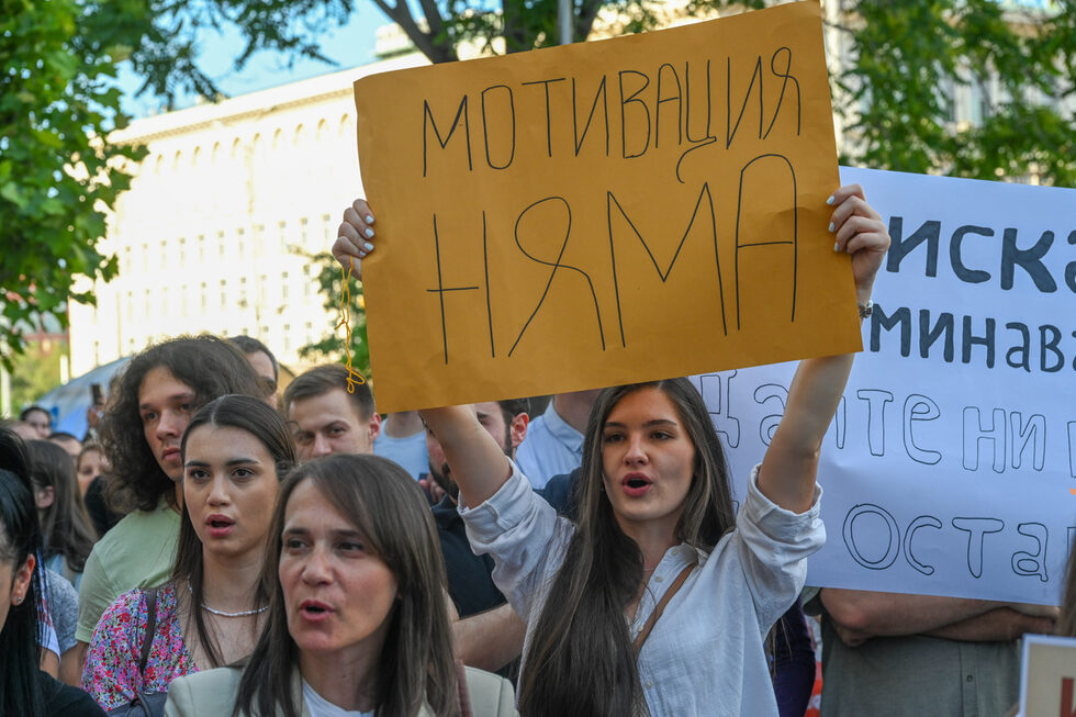 Младите лекари, които се включиха в протеста, издигнаха плакати с надписи: "Мотивация няма", "Искаме да лекуваме без да се налага да гладуваме" и "Тук съм, защото искрено вярвам в бъдещето на България".