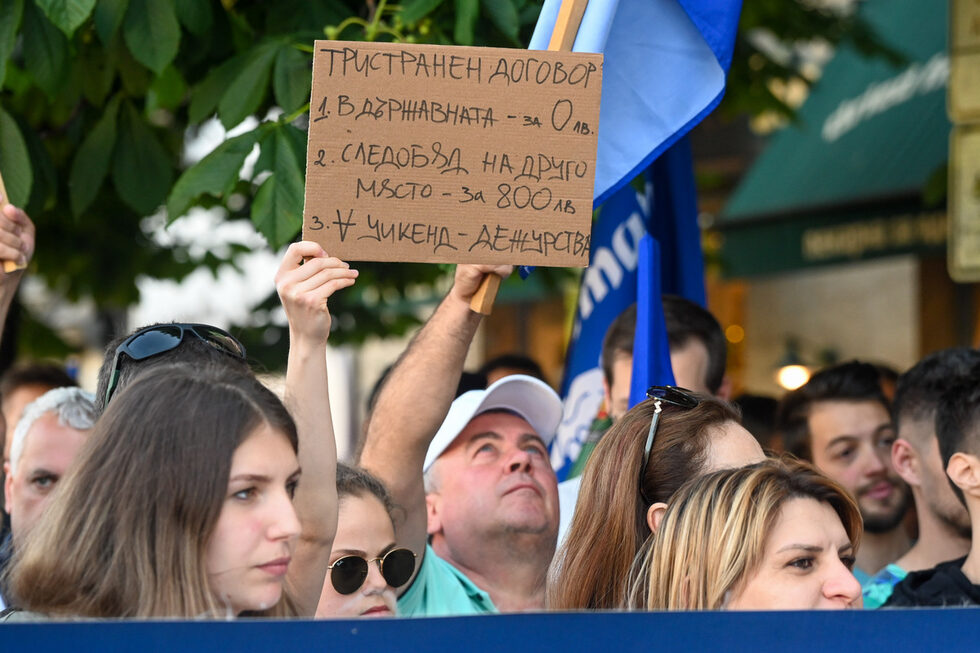Фотогалерия: Протест на млади лекари за достойни условия и бъдеще в България