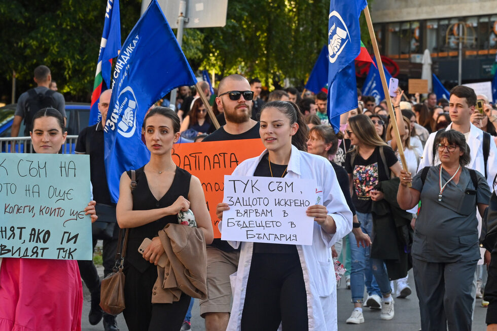 Фотогалерия: Протест на млади лекари за достойни условия и бъдеще в България