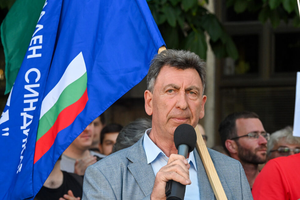 Подкрепен е и от Синдиката на българските медицински специалисти като се обединява с този на синдикат "Защита" и Националния център по трансфузионна хематология.