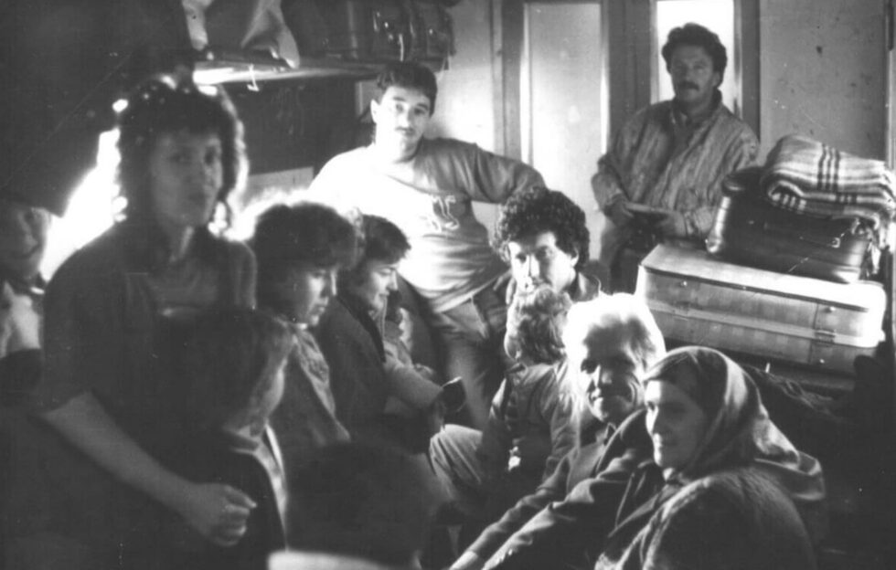 Лятото на 1989 г. Товарният вагон, в който депортират току-що пуснати от затвора противници на насилствената асимилация. На снимката са семействата на Осман Налбант и Орхам Неджип от Момчилград.