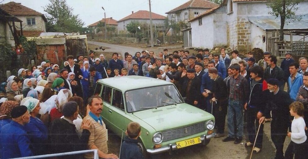 13 март 1991 г., с. Синделци, Кърджалийско. Хафъз Исмаил, баща на автора на снимката Мехмед Тюркер, заминава при децата си в Турция.