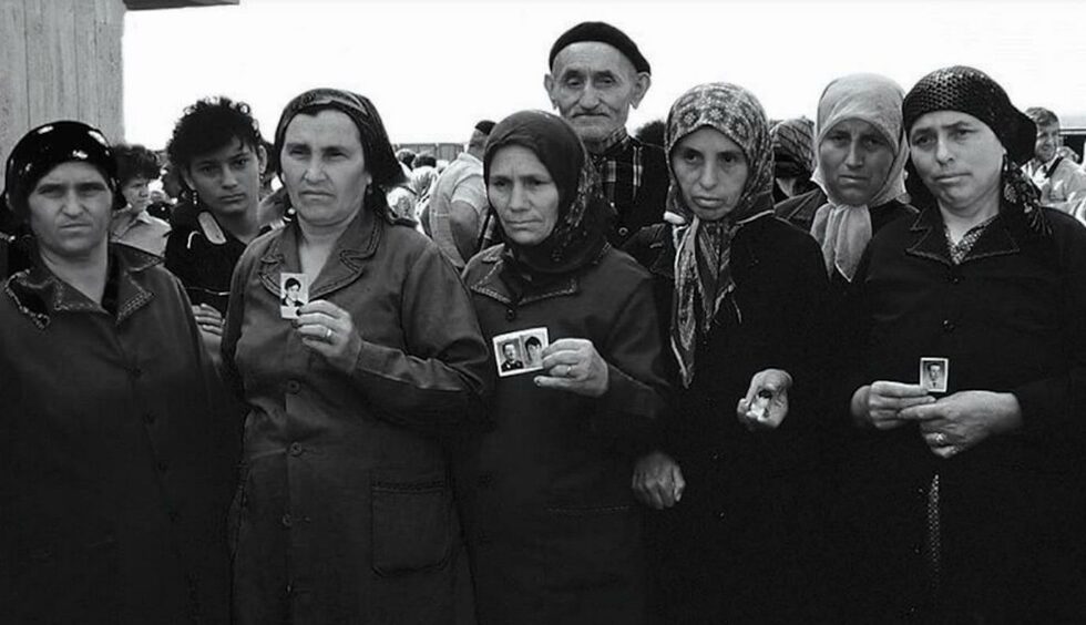 Одрин, лятото на 1989 г. Майки, чиито синове - наборници или войници, са държани в България, подобно на заложници, показват снимките им. С надеждата, че ще се съберат отново.