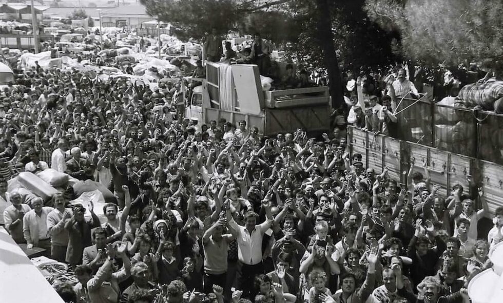 Лятото на 1989 г. В Одрин посрещат прогонените от България турци.
