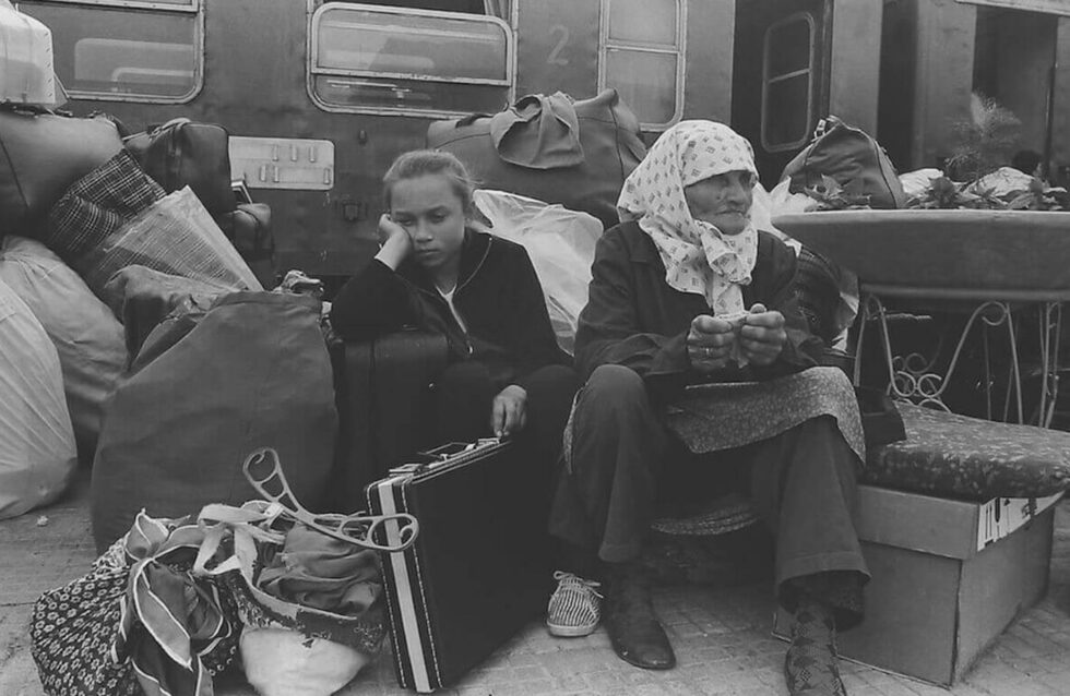 Безвремие и тъга. Това е най-честото определение на критиците за снимките на Бехич Гюналан, който има досега десетки изложби за драматичните събития в Турция и по света. У нас беше представена негова изложба в Кърджали през 2009 г.