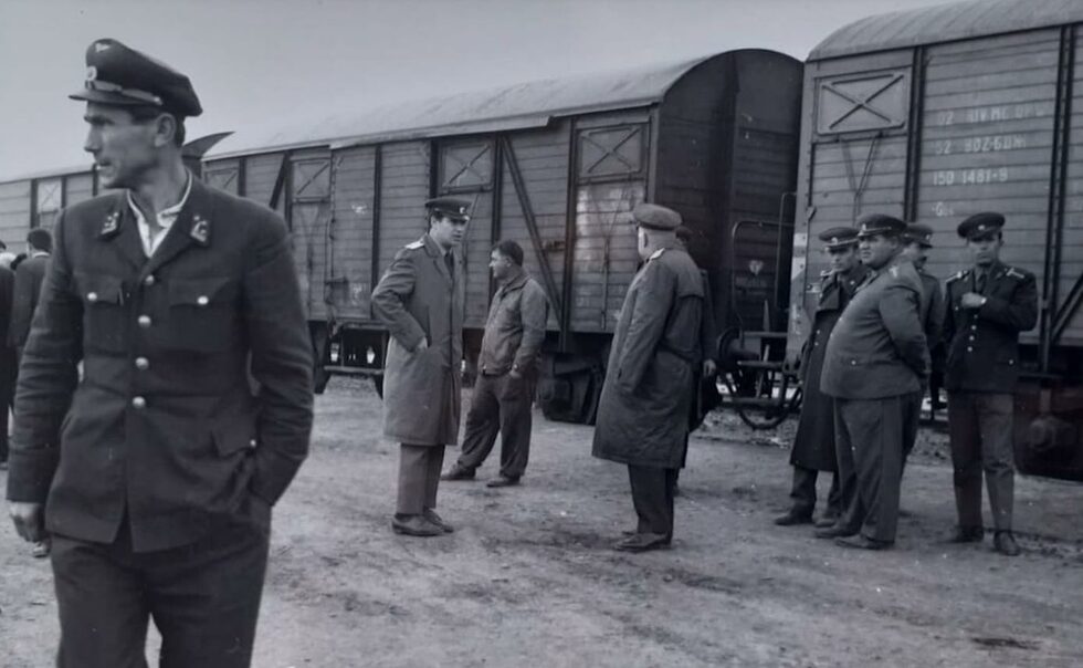 На всяка гара дежурят милиционери през юни, юли, август 1989 г.