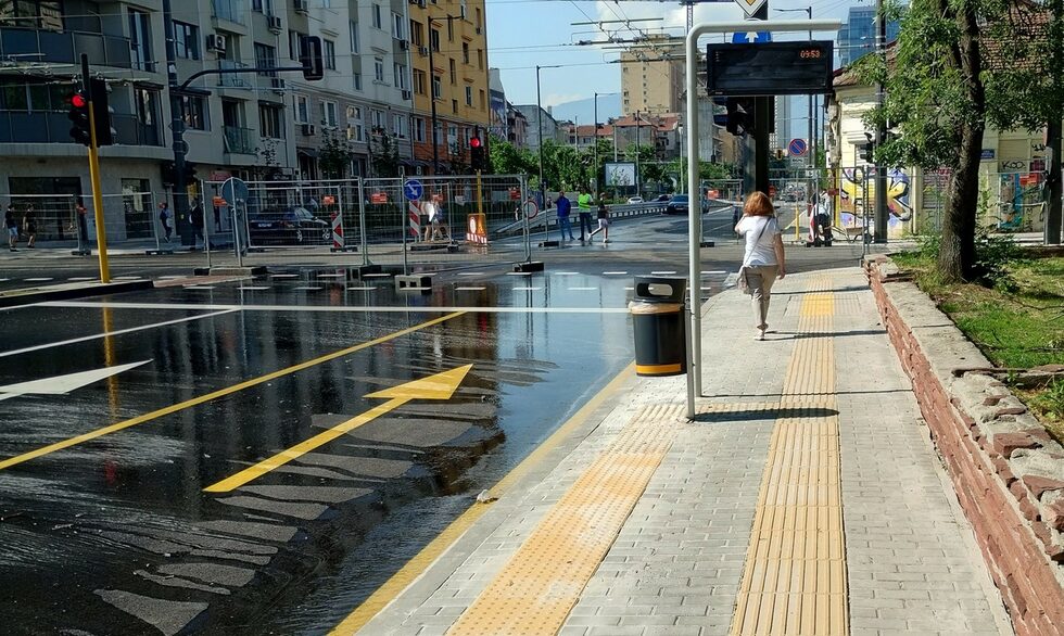 Непрестанните протести на живеещите по ул. "Опълченска" и техният активен контрол по време на строителните дейности очевидно дават ефект.<br /><br />Фирмата изпълнител "Трейс груп холд" беше принудена от общината и от ДНСК да спре работа на 10 февруари, докато отстрани констатирани дефекти. Строителите разбраха, че този път няма как да претупат работата.