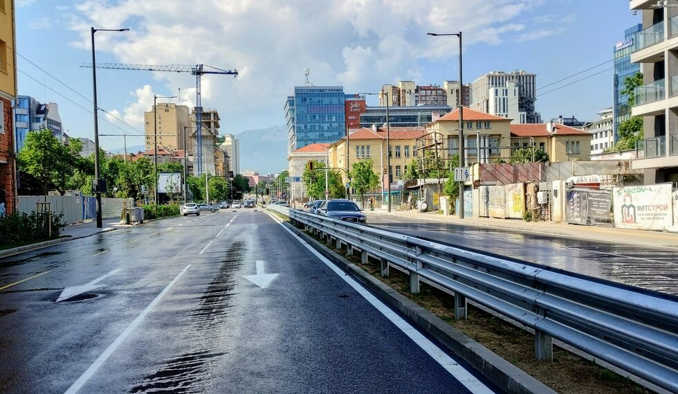 Фотогалерия: Ул. "Опълченска" заприлича на булевард, тротоари станаха бус ленти