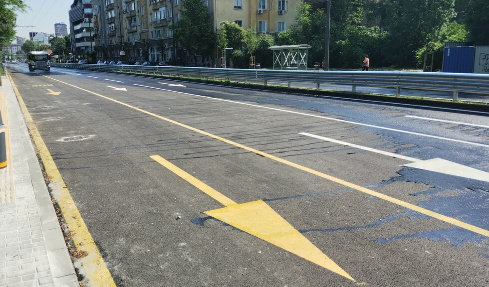 Фотогалерия: Ул. "Опълченска" заприлича на булевард, тротоари станаха бус ленти