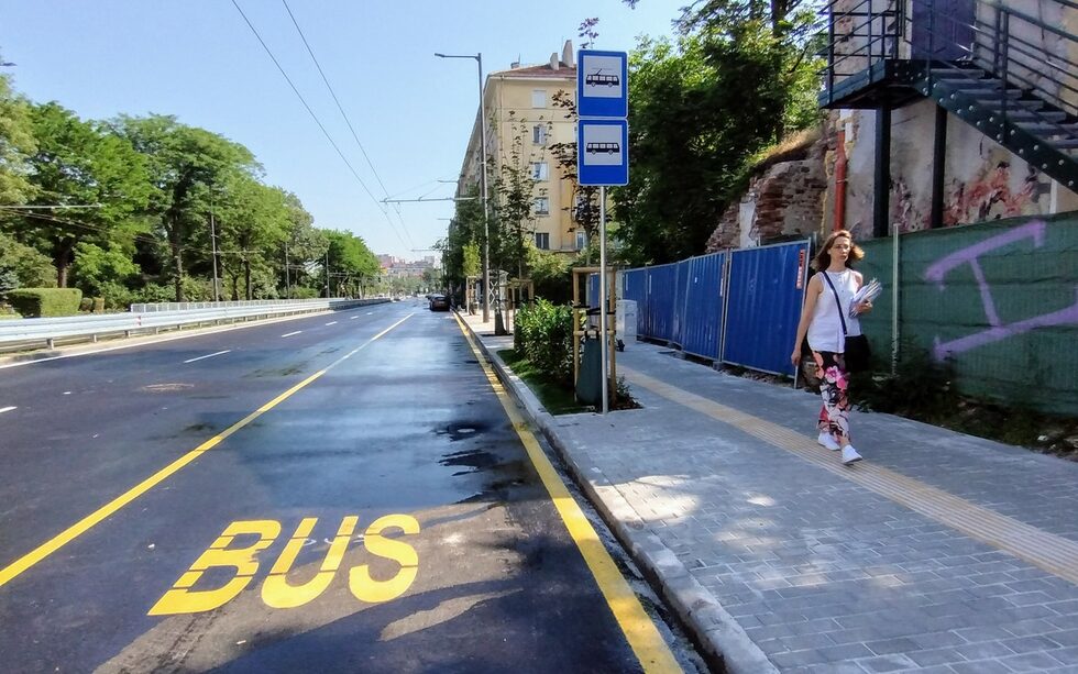Фотогалерия: Ул. "Опълченска" заприлича на булевард, тротоари станаха бус ленти